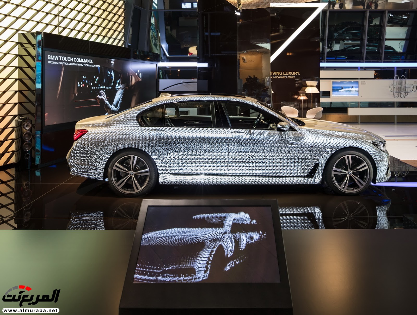 "بي إم دبليو" تجسّد مراحل تصميم الفئة السابعة عبر أجهزة البروجيكتور بمتاجرها العالمية BMW 7-Series 4