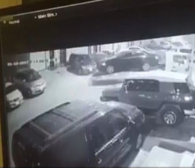 “فيديو” شاهد كاميرا مراقبة تظهر سرقة لصوص لسيارة كانت متوقفة أمام منزل صاحبها