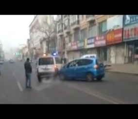 “فيديو” شاهد امرأة صينية وهي تصدم سيارة للشرطة عمداً عدة مرات انتقاماً