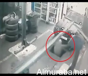 “فيديو” شاهد شاهد ميكانيكي يسقط في ثقب تحت الأرض خلال دفعه لسيارة
