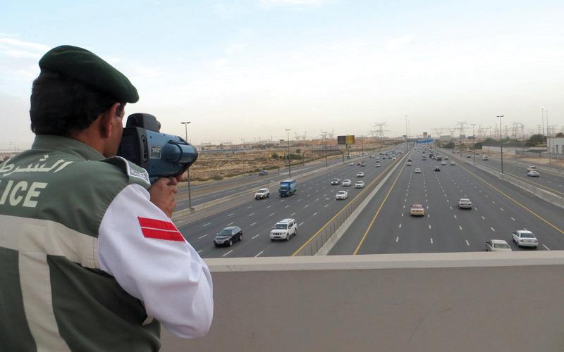 مرور دبي يطبق نظام "الفلاش التنبيهي" لتحذير السائقين من السرعة العالية دون تسجيل مخالفات 1