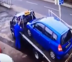 “فيديو” شاهد موقف محرج لميكانيكي أثناء صعوده على رافعة لتصليح السيارة