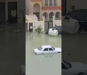 “فيديو” شاهد مدني الدمام ينقذ عائلة اقتحمت المياه منزلهم ويستخرج السيارات المحتجزة