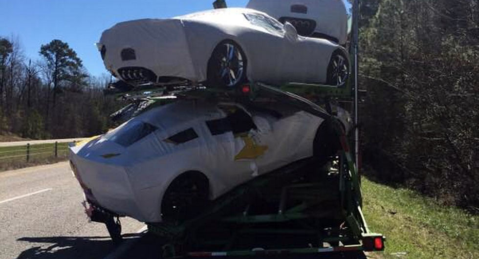 شاحنة نقل تتورط في حادث أثناء نقل وحدات جديدة من الكورفيت Z06 بالولايات المتحدة Corvette 1