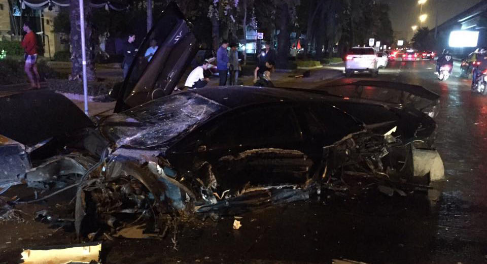 تايلندي يتورط بحادث يدمر “لامبورجيني” مورسيلاغو إس في الخاصة بصديقه Lamborghini Murcielago SV
