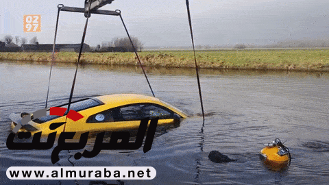 سائق يسقط بالسوبركار "أودي" R8 V10 بلس في نهر بهولندا "صور وفيديو" Audi 1