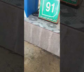 “فيديو” شاهد اختلاط مياه السيول بالبنزين في محطات الوقود بالدلم