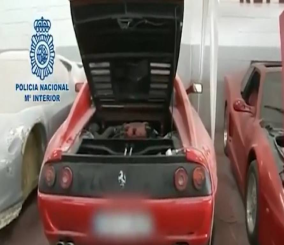 “فيديو” شاهد الشرطة الإسبانية وهي تداهم مصنعا ينتج سيارات فيراري ولمبرجيني مزيفة