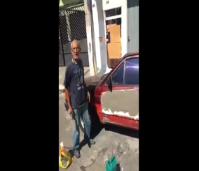 “فيديو” شاهد مقطعا طريفا لرجل يصلح سيارته بالاسمنت
