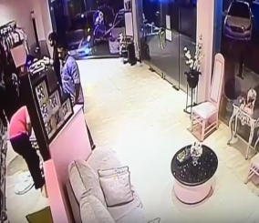“فيديو” شاهد لص قام بسرقة سيارة تركها صاحبها في وضع التشغيل