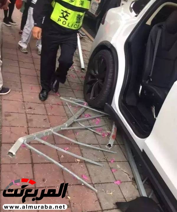 موظف بمغسلة سيارات يحطم "تيسلا موديل X" المملوكة لأحد العملاء بالصين 25