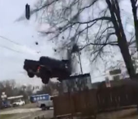 “فيديو” شاهد حادث مروع لشاحنة تطير في الهواء