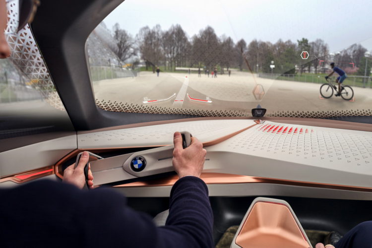 "بي إم دبليو" تزعم قدرتها على طرح سيارة ذاتية القيادة بالكامل بدون مقود بحلول 2021 1