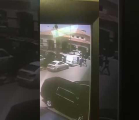 “فيديو” شاهد لحظة هجوم جناة على سيارة نقل الأموال وإصابة السائق ومرافقه