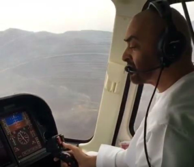 “فيديو” شاهد ولي عهد أبوظبي وهو يقود طائرة مروحية فوق مرتفعات جبلية