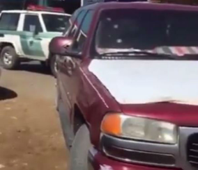 “فيديو” شاهد الإطاحة بقائد السيارة الـ”جمس” الذي تسبب في انقلاب حافلة ركاب صغيرة