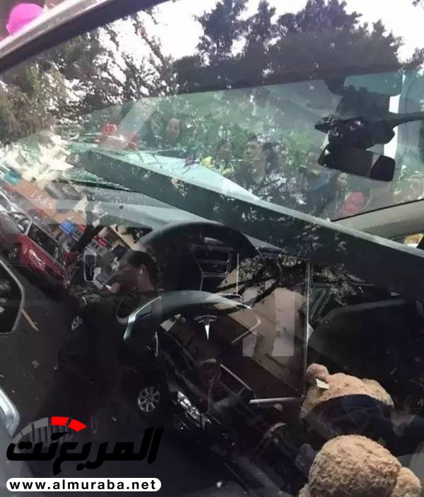 موظف بمغسلة سيارات يحطم "تيسلا موديل X" المملوكة لأحد العملاء بالصين 12