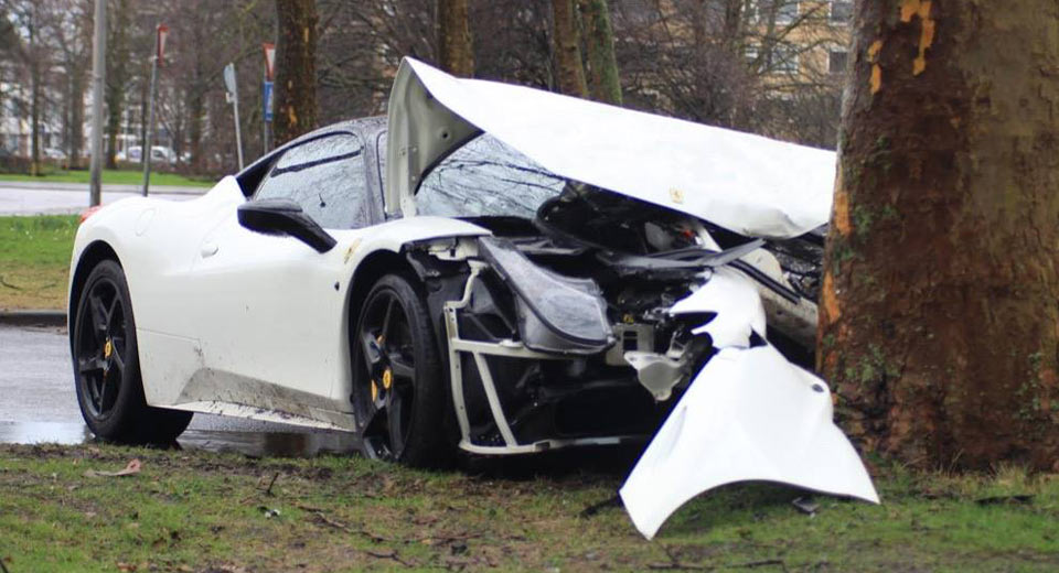 "فيراري" 458 إيتاليا تدمر إثر اصطدامها بشجرة بهولندا Ferrari 458 Italia 3