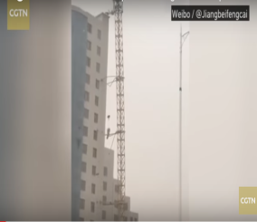 “فيديو” شاهد لحظة سقوط رافعة عملاقة في الشارع بالصين