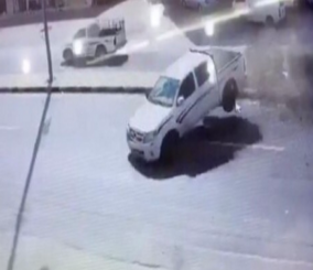 “فيديو” حادث مروري مروع لسيارة نوع”هايلوكس” بسبب السرعة الجنونية