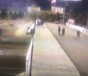 “فيديو” شاهد اصطدام سيارة ب3 طلاب على أحد الجسور بمدينة اسبرطة التركية