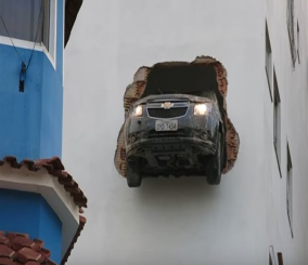 “فيديو” شاهد أحد الأشخاص وهو يركن سيارته بعدما اخترقت جدران أحد الأبنية