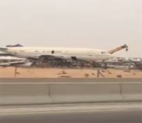 “فيديو” شاهد محل تشليح سيارات يركن طائرة للخطوط السعودية ضمن البضائع