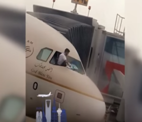 “فيديو” شاهد قيام كابتن طيار بمسح زجاج الطائرة على إثر العاصفة الرملية