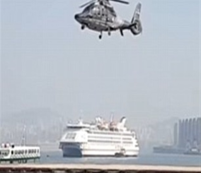 “فيديو” شاهد طائرة هليكوبتر تحلق فوق إحدى السفن دون تشغيل المروحية