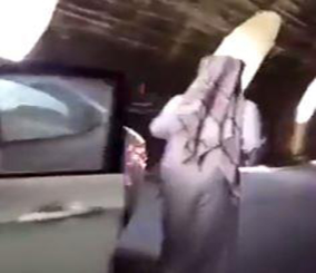 "فيديو" شاهد قيام أحد المواطنين بإعاقة حركة السير في نفق بعقبة شعار 3