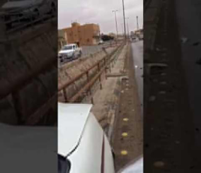 “فيديو” شاهد نجاة سائق من حادث مروري كاد يودي بحياته بعد اصطدام سيارته بحاجز معدني