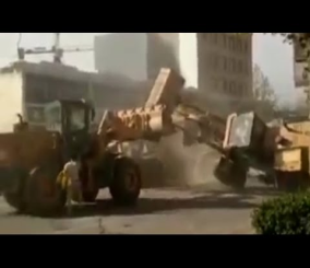 "فيديو" شاهد مصارعة بين جرّافات بسبب عقد بناء في الصين 5