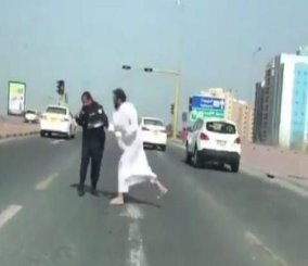 "فيديو" شاهد تكريم شرطي المرور السعودي المعتدى عليه من قبل مواطن كويتي 3