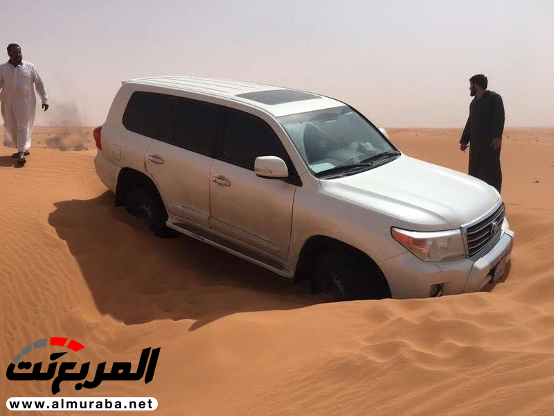 مواطن يلجأ إلى حرق "الإطارات" للنجاة بعد احتجاز الرمال سيارته في منطقة صحراوية 7