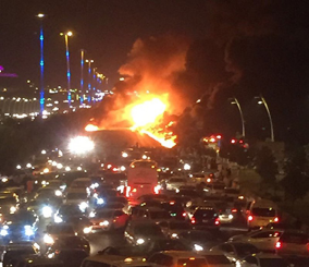 "فيديو" شاهد حريقاً ضخما اندلع في ناقلة بترولية على طريق مكة جدة السريع 1