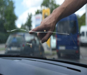 متى يجب إصلاح التلفيات التي تحدث في الزجاج الأمامي بالسيارة؟