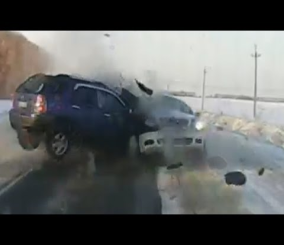 “فيديو” شاهد سائق غافل يصدم 6 سيارات في الخط السريع