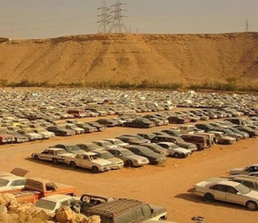 “فيديو” شاهد السيارات في مواقف الحجز بوادي لبن غرب مدينة الرياض استعدادا لمزاد علني
