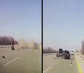 "فيديو" شاهد وقوع حادث مؤسف لحظة قيام سائق بتغيير البنشر الخاص بسيارته وسط الطريق 1