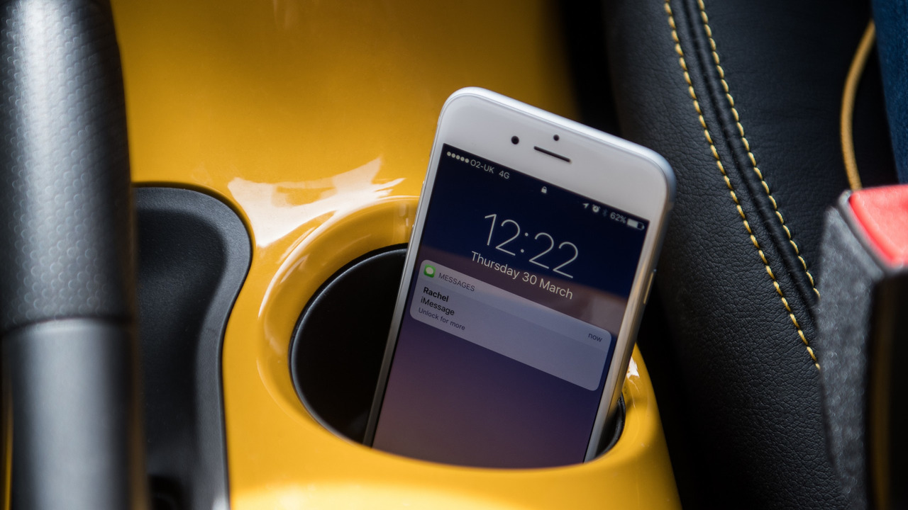 "نيسان" تمنع استخدام الهاتف الذكي في السيارة عبر قفص فاراداي 4