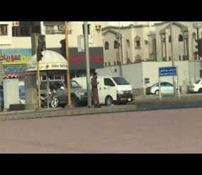 "فيديو" شاهد رجل أمن يُصوّر مركبات مخالفة أثناء وقوفه في الإشارة 1