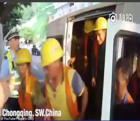 "فيديو" شاهد 40 شخصا يستقلون حافلة صغيرة 1