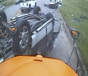 "فيديو" شاهد حادثا مروعا بين سيارتين سجلته كاميرا مثتبة بحافلة مدرسية 1