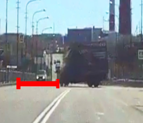 “فيديو” شاهد كاميرا توثق لحظة وقوع حادث غريب لشاحنة على طريق سريع