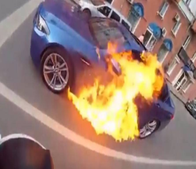 "فيديو" شاهد اندلاع النيران في سيارة بي ام دبليو M5 أثناء سيرها في مدينة بيرم الروسية 1