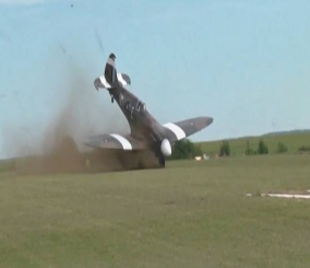 “فيديو” شاهد تحطم الطائرة المقاتلة سبيتفاير خلال معرض الطيران في فرنسا