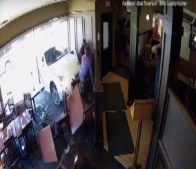 “فيديو” شاهد سيارة تقتحم مطعما في ولاية أريزونا