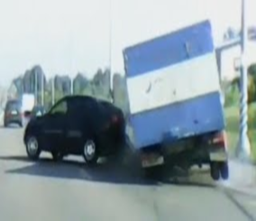 “قيديو” شاهد توقف مفاجئ يتسبب في حادث تصادم شاحنة و سيارة