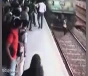 "فيديو" شاهد قطارا يدهس مراهقة ونجاتها بأعجوبة 1