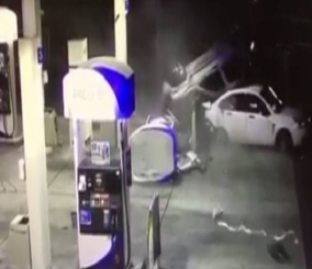 “فيديو” شاهد  لحظة اصطدام سيارة بأخرى كانت متوقفة في المحطة ومضخة وقود في أمريكا
